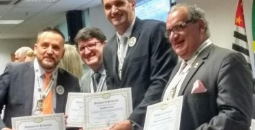 O perito Ricado Caires recebe premiação na Assembléia Legislativa de São Paulo  junto com as autoridades na Liga da prevenção - Foto 3