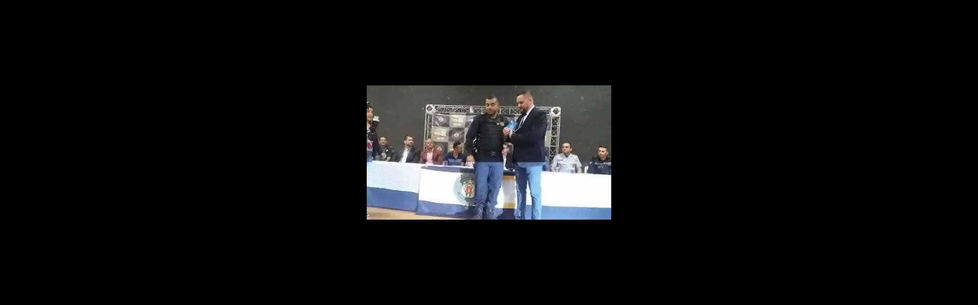 Perito Ricardo Caires dos Santos recebe prêmio da GCM